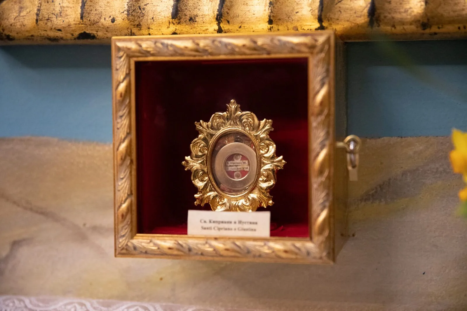 Un reliquiario in una teca