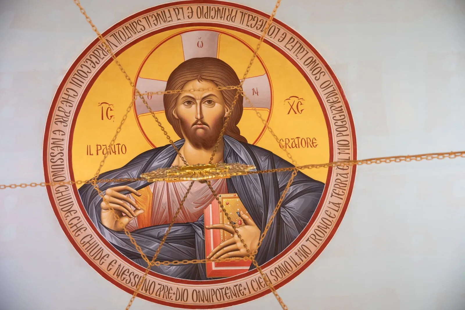Medaglione affrescato del Cristo Pantocratore