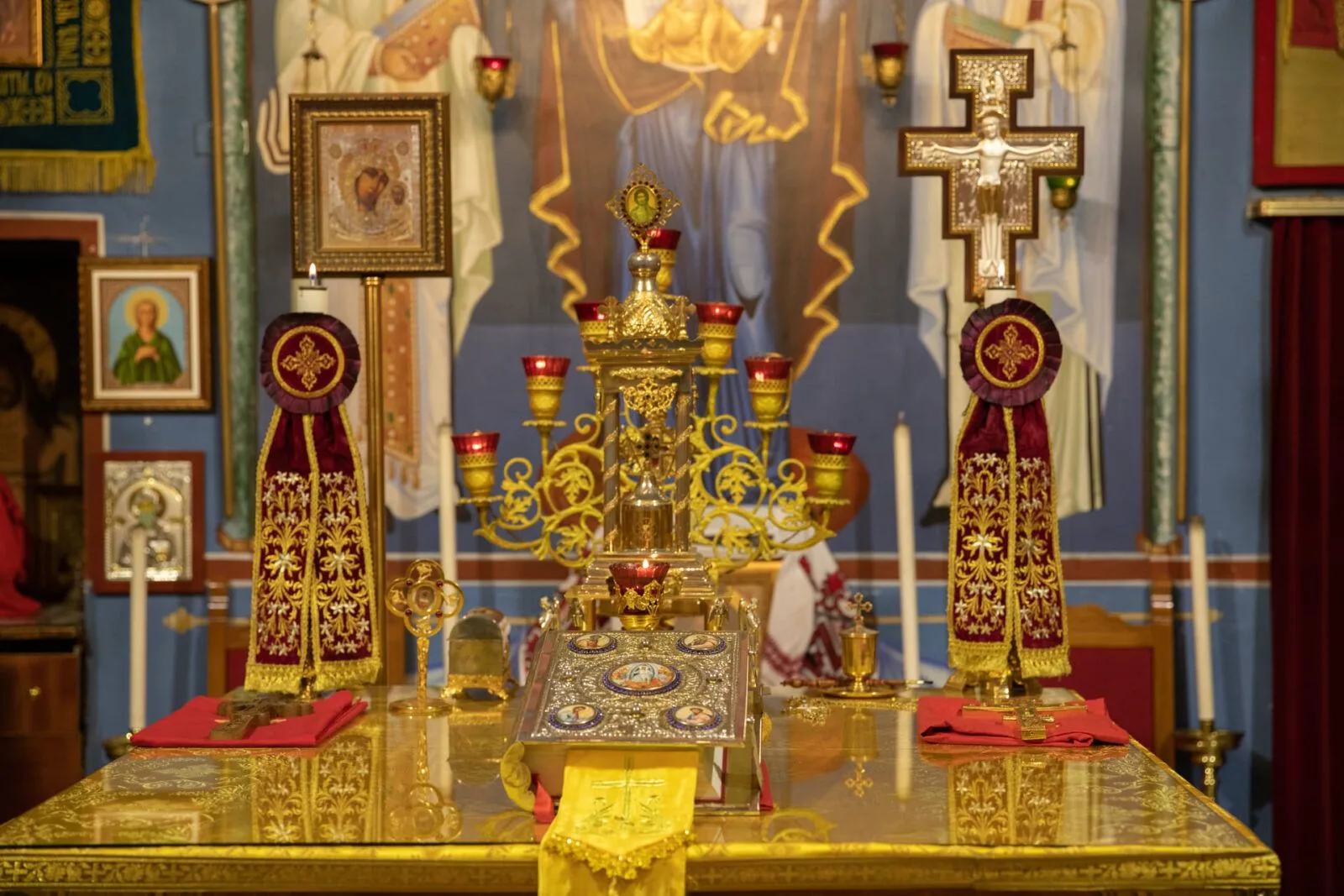L’altare con candelabri e croce dorati