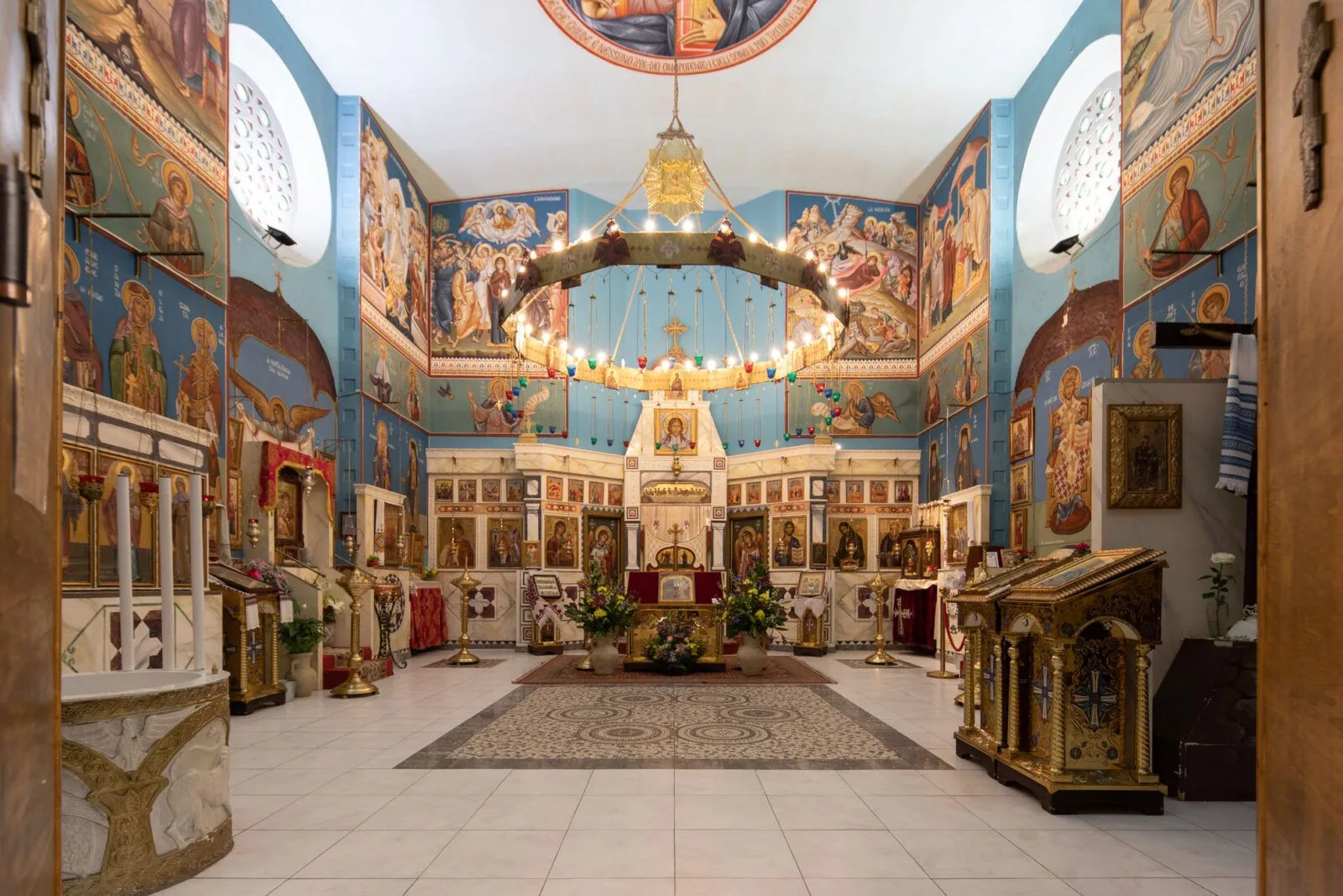 La navata della Cattedrale con il lampadario e l’iconostasi