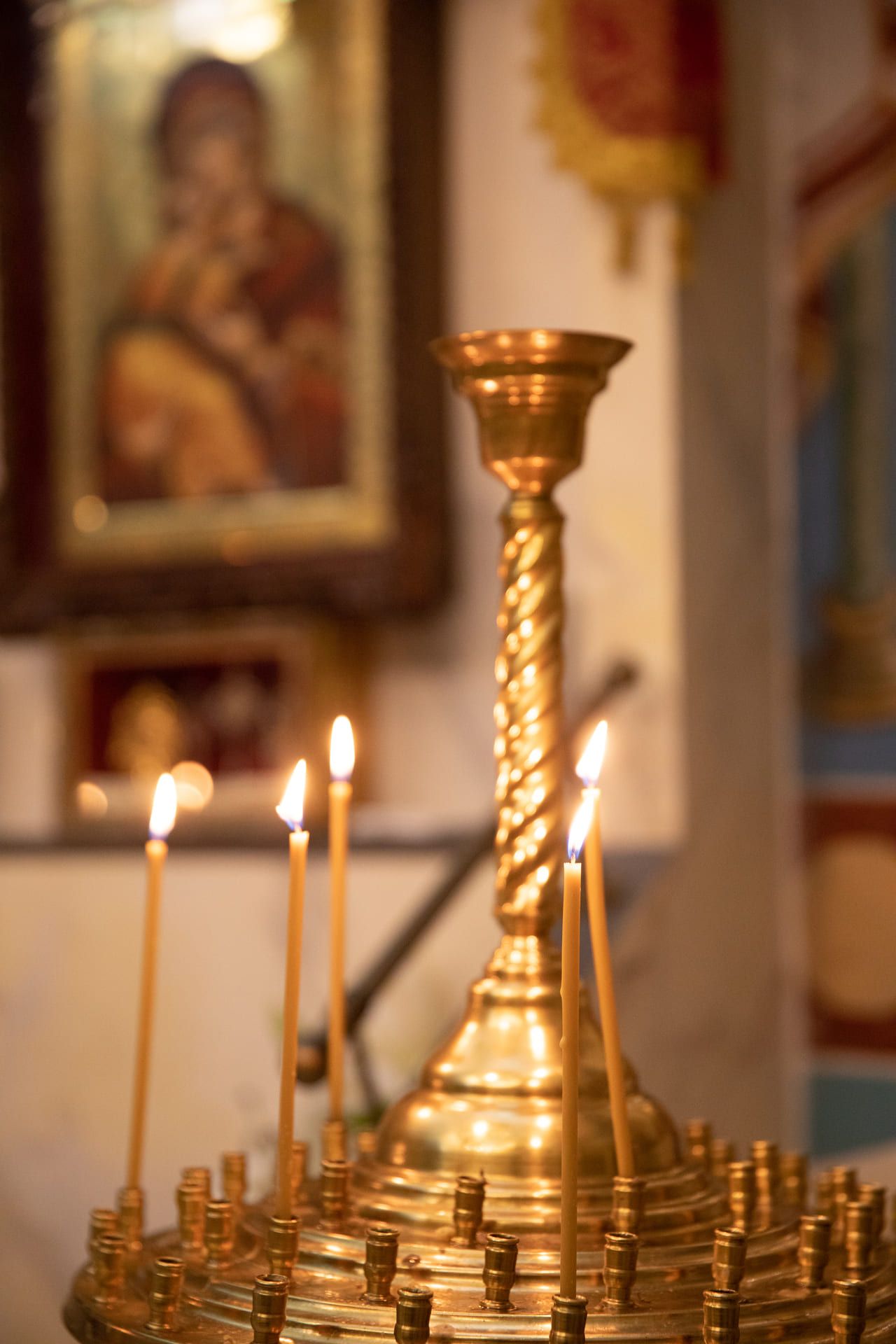 Candele accese davanti alle icone